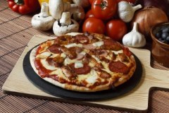 13592182-barbacoa-o-una-pizza-barbacoa-carne-de-fiesta-con-un-topping-de-pepperoni-salchicha-salami-y-alitas-
